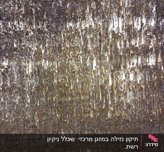 סוללה מלוכלכת של מזגן עם חוט אדום מחובר